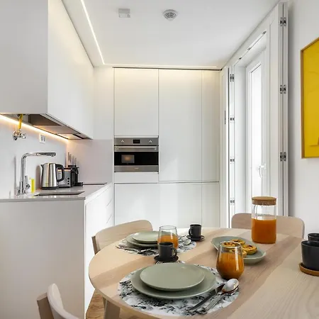 Whome Urban Retreat: Downtown Luxury, Parking, Ac & Elevator Apartment