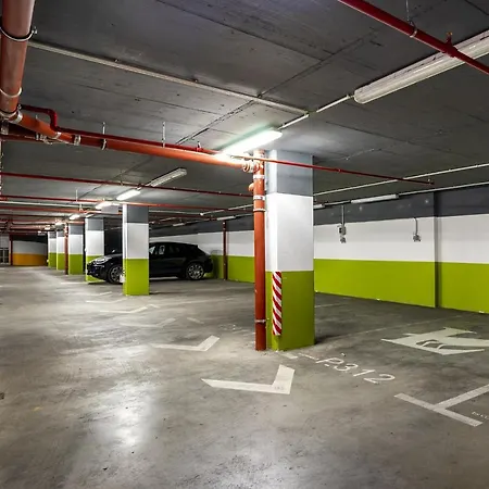 Whome Urban Retreat: Downtown Luxury, Parking, Ac & Elevator شقة