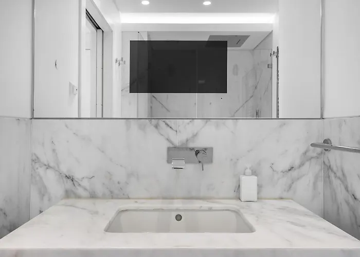 Whome Urban Retreat: Downtown Luxury, Parking, Ac & Elevator