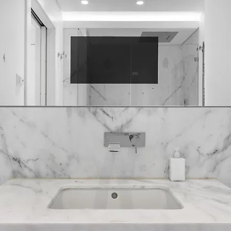 Whome Urban Retreat: Downtown Luxury, Parking, Ac & Elevator